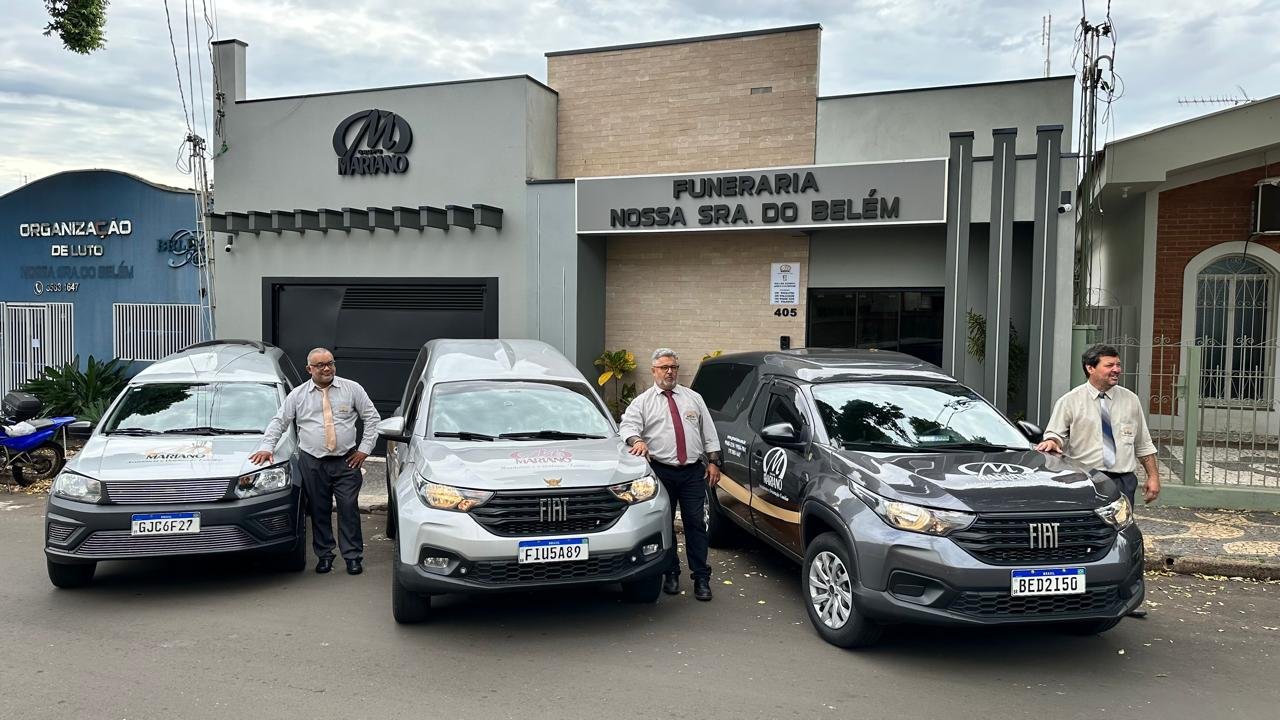Frota de veículos da Funerária Mariano em frente à unidade